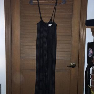 Jumpsuit stripped black and white.